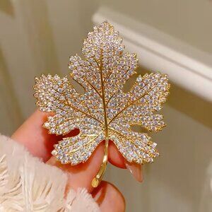 Elegant Gold Maple Leaf Brooch Z.74